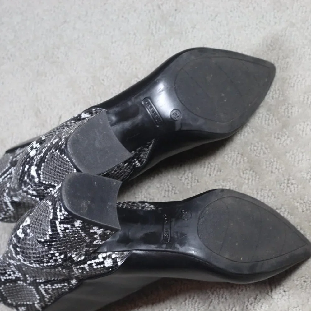 Nine West Size 8M Black and White Snakeskin Printed 2.5" Block Heels - Picture 6 of 7